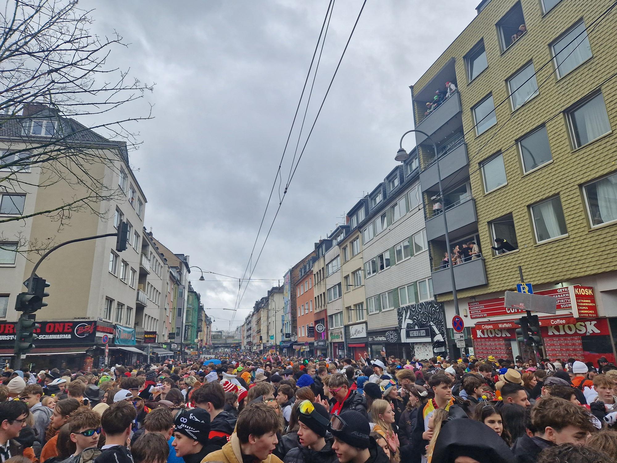 13 Uhr: Die Zülpicher Straße füllt sich. Inzwischen hat auch der Regen nachgelassen.