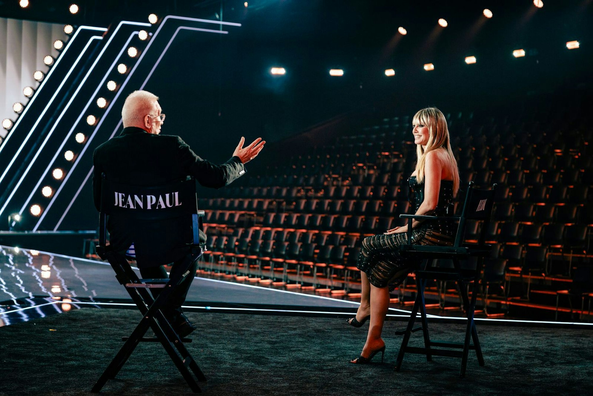 Gastjuror Jean Paul Gaultier und Heidi Klum sind gespannt auf die Kandidatinnen. (Bild: ProSieben/Daniel Graf)