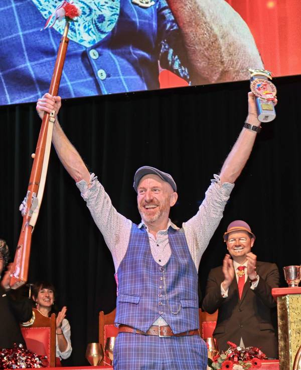 Martin Schopps feiert mit dem Närrischen Oscar in der Hand.