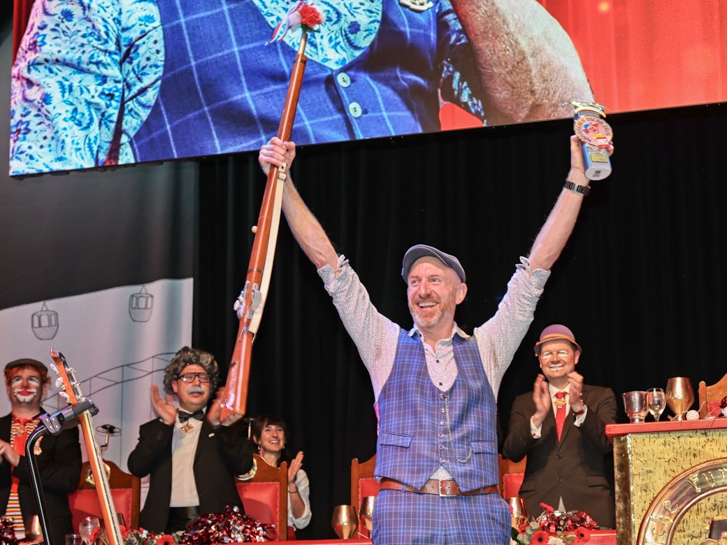 Martin Schopps feiert mit dem Närrischen Oscar in der Hand.