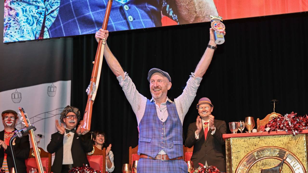 Martin Schopps feiert mit dem Närrischen Oscar in der Hand.