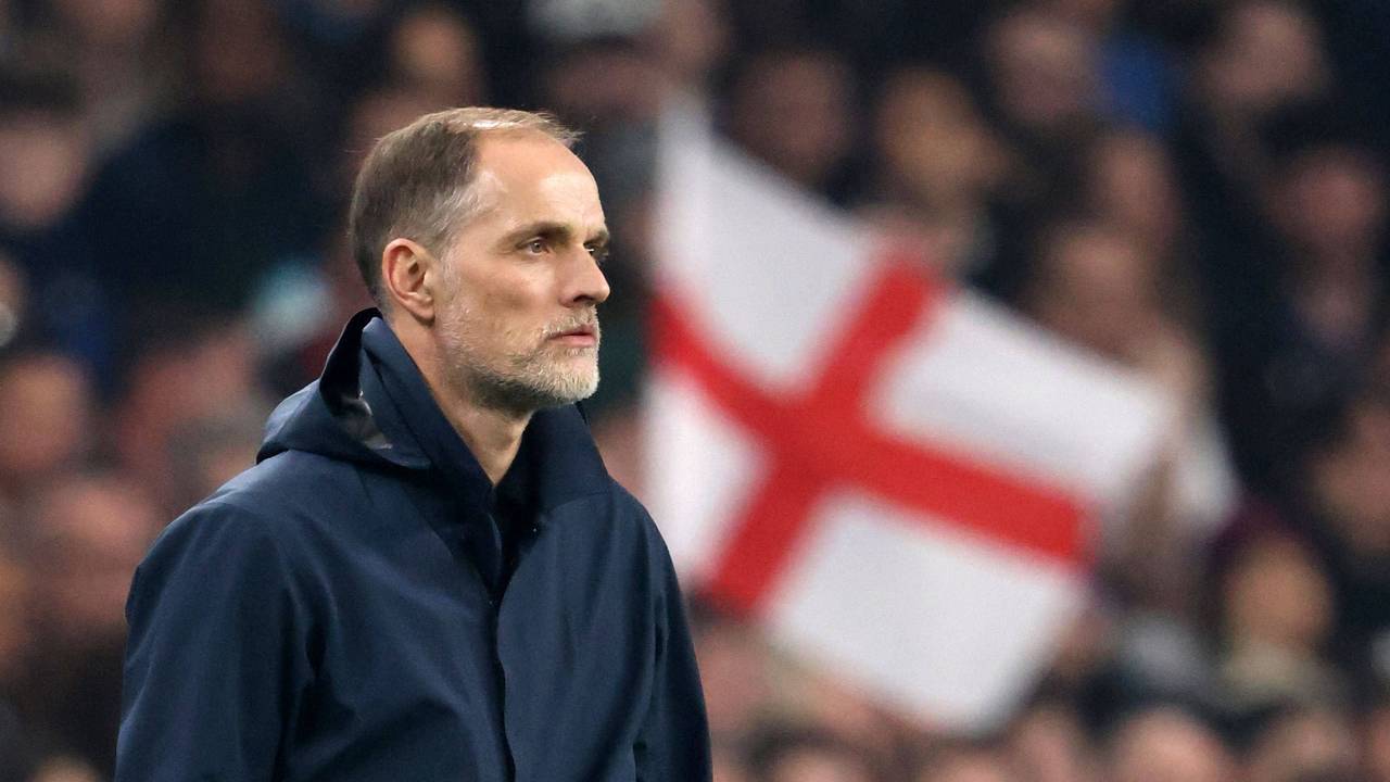 Thomas Tuchel schaut aufs Spielfeld, im Hintergrund ist eine England-Flagge zu sehen.