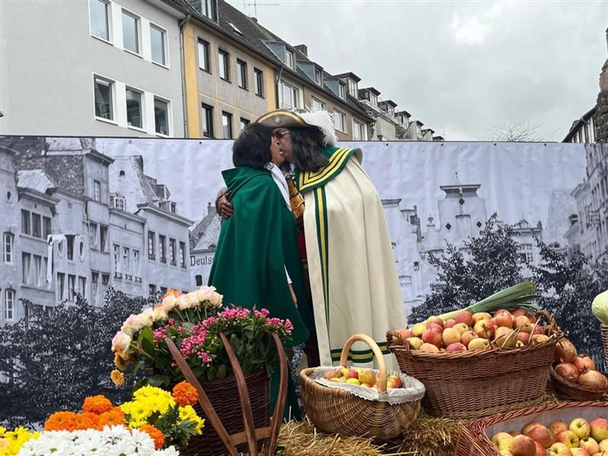 Das historische Spiel von „Jan un Griet“ auf dem Chlodwigplatz.