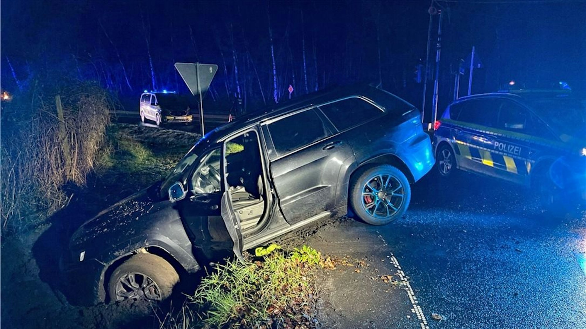 Ein Auto steckt in einem Straßengraben.