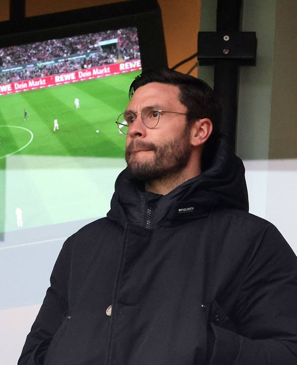 Der ehemalige FC-Profi Jonas Hector verfolgt eine Partie des 1. FC Köln im Rhein-Energie-Stadion.