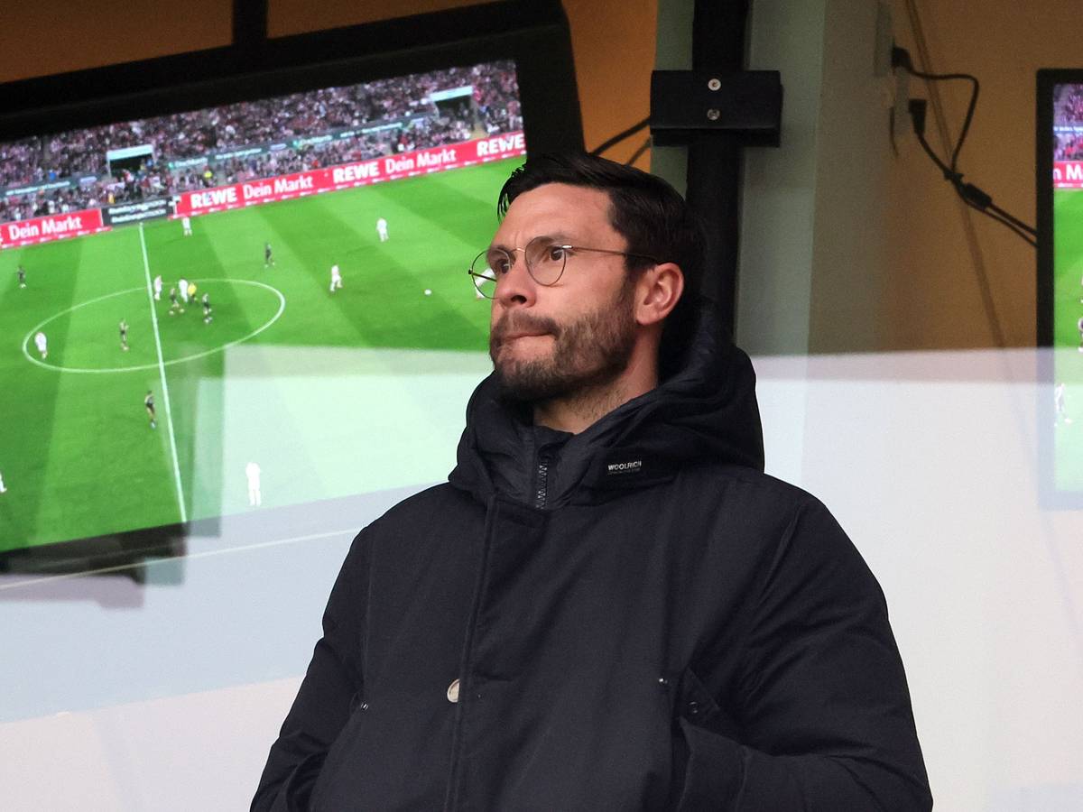 Der ehemalige FC-Profi Jonas Hector verfolgt eine Partie des 1. FC Köln im Rhein-Energie-Stadion.