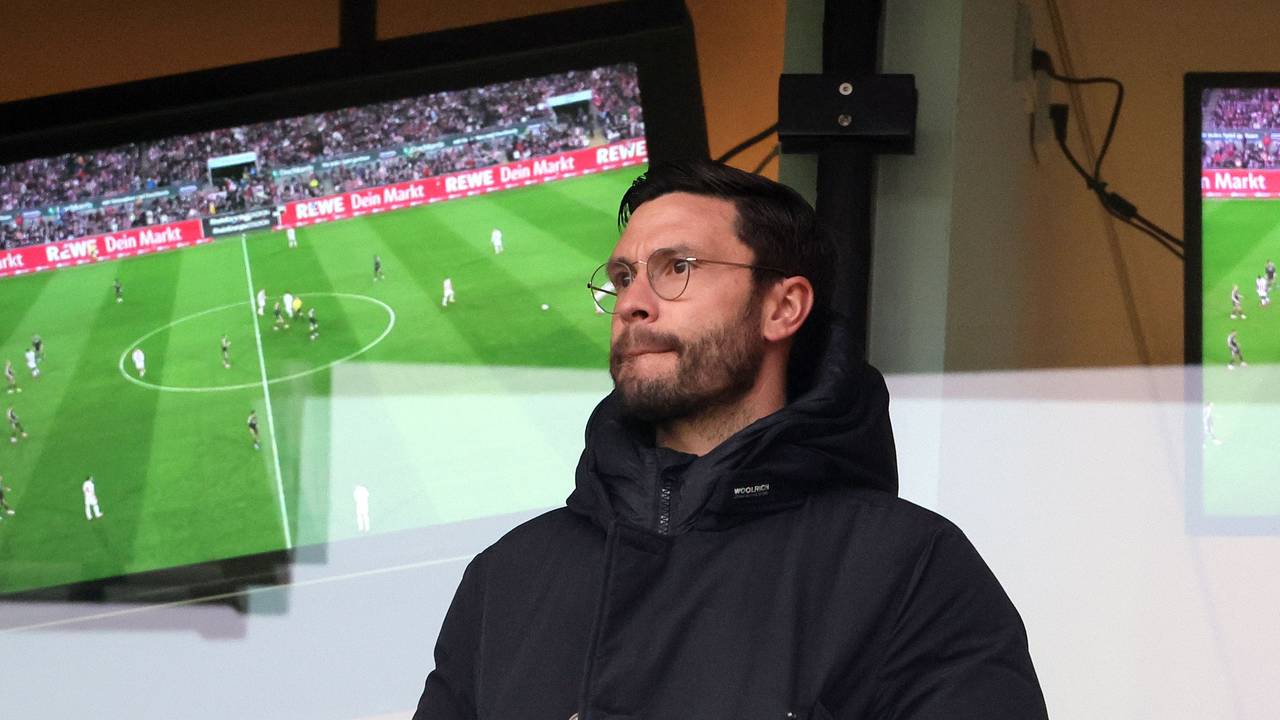 Der ehemalige FC-Profi Jonas Hector verfolgt eine Partie des 1. FC Köln im Rhein-Energie-Stadion.