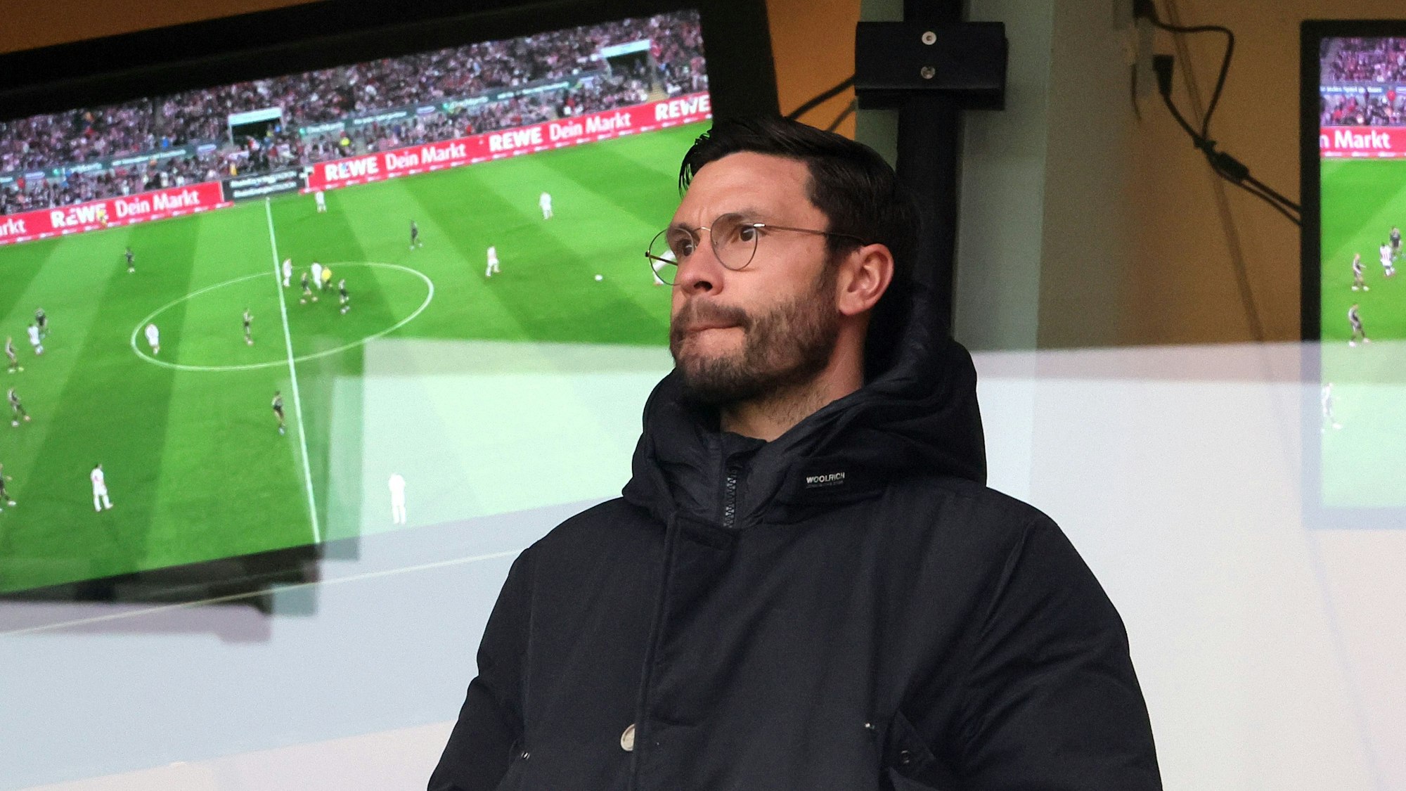 Bei einem Spiel des 1. FC Köln steht Jonas Hector in der Loge.