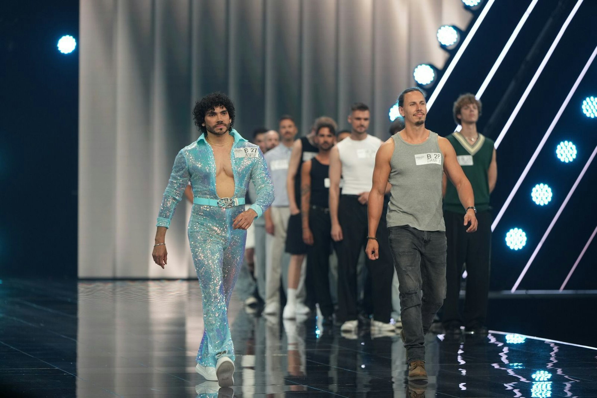 Norvi will im türkisen Pailletten-Einteiler Eindruck hinterlassen. Und mit einem Lied. (Bild: ProSieben/Daniel Graf)