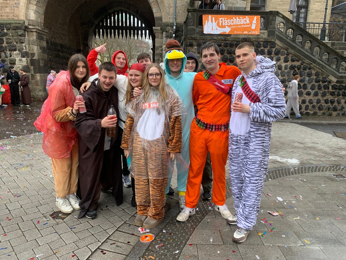 Tom und seine Freunde feiern lieber an der Severinstorburg, als auf der Zülpicher Straße. „Da sind nur 16-Jährige und unangenehm Besoffene“, sagt er.