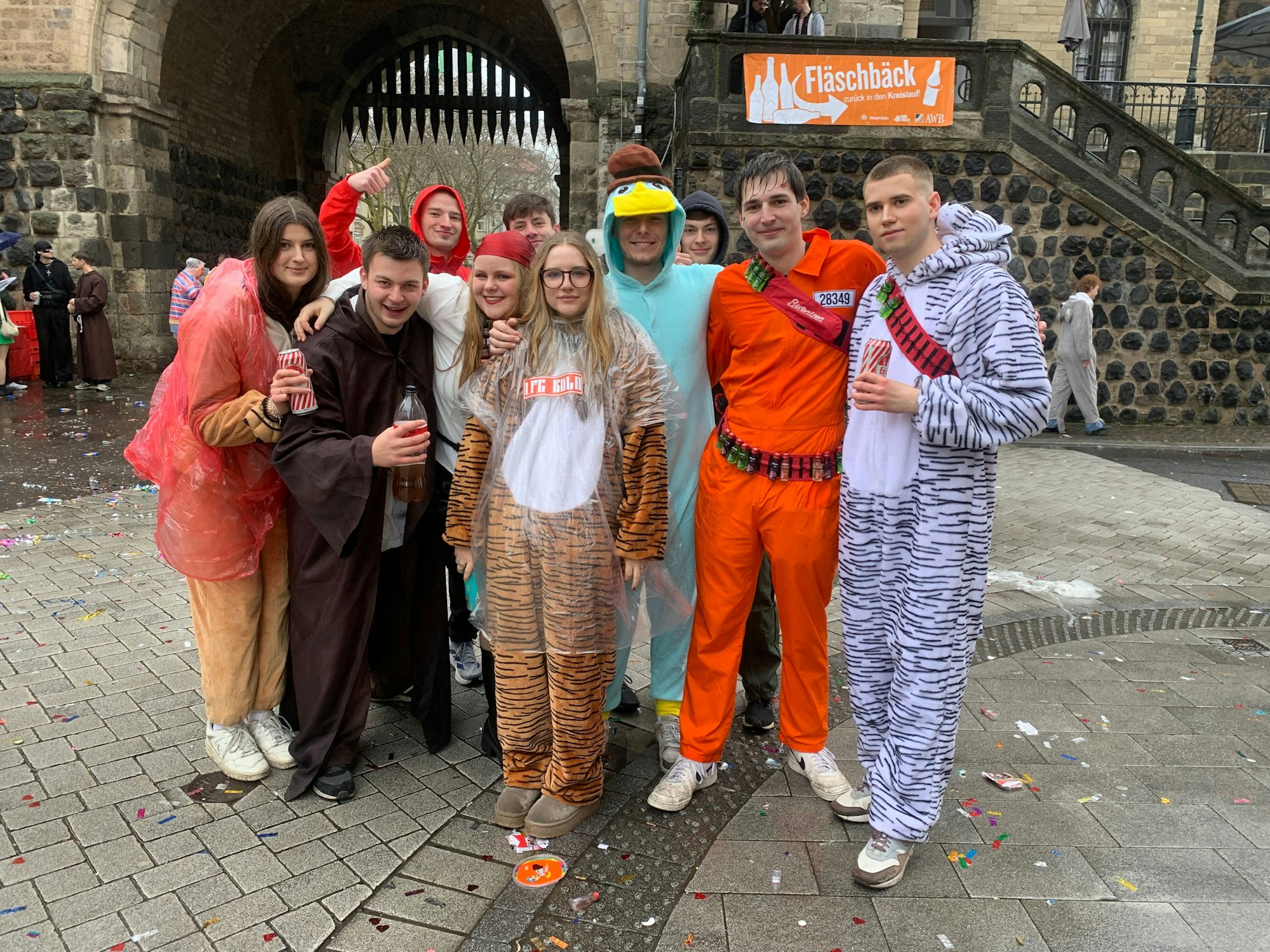 Tom (2.v.r.) und seine Freunde feiern lieber an der Severinstorburg, als auf der Zülpicher Straße. „Da sind nur 16-Jährige und unangenehm Besoffene“, sagt er.