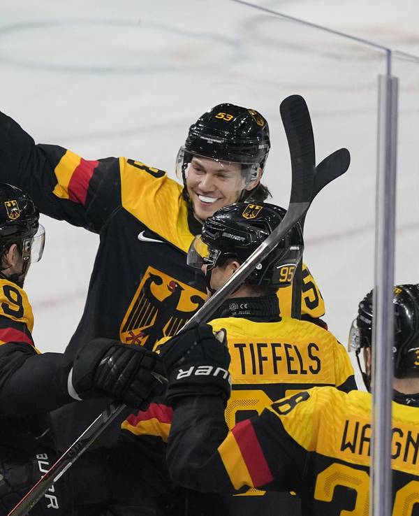Leon Draisaitl, Frederik Tiffels und Moritz Seider bejubeln ein Tor.