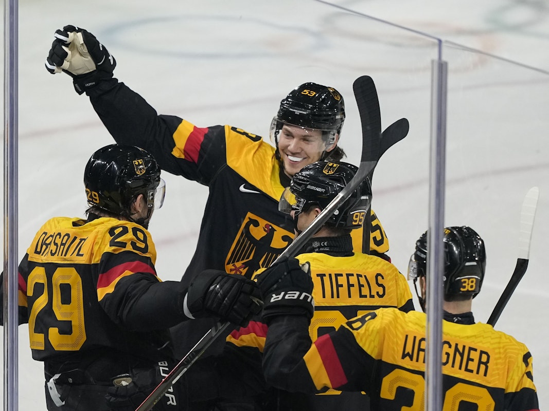 Leon Draisaitl, Frederik Tiffels und Moritz Seider bejubeln ein Tor.