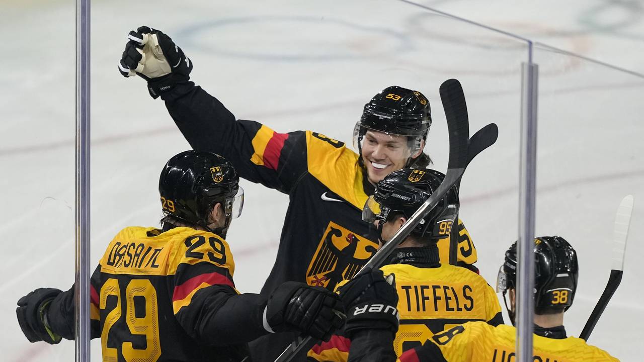 Leon Draisaitl, Frederik Tiffels und Moritz Seider bejubeln ein Tor.