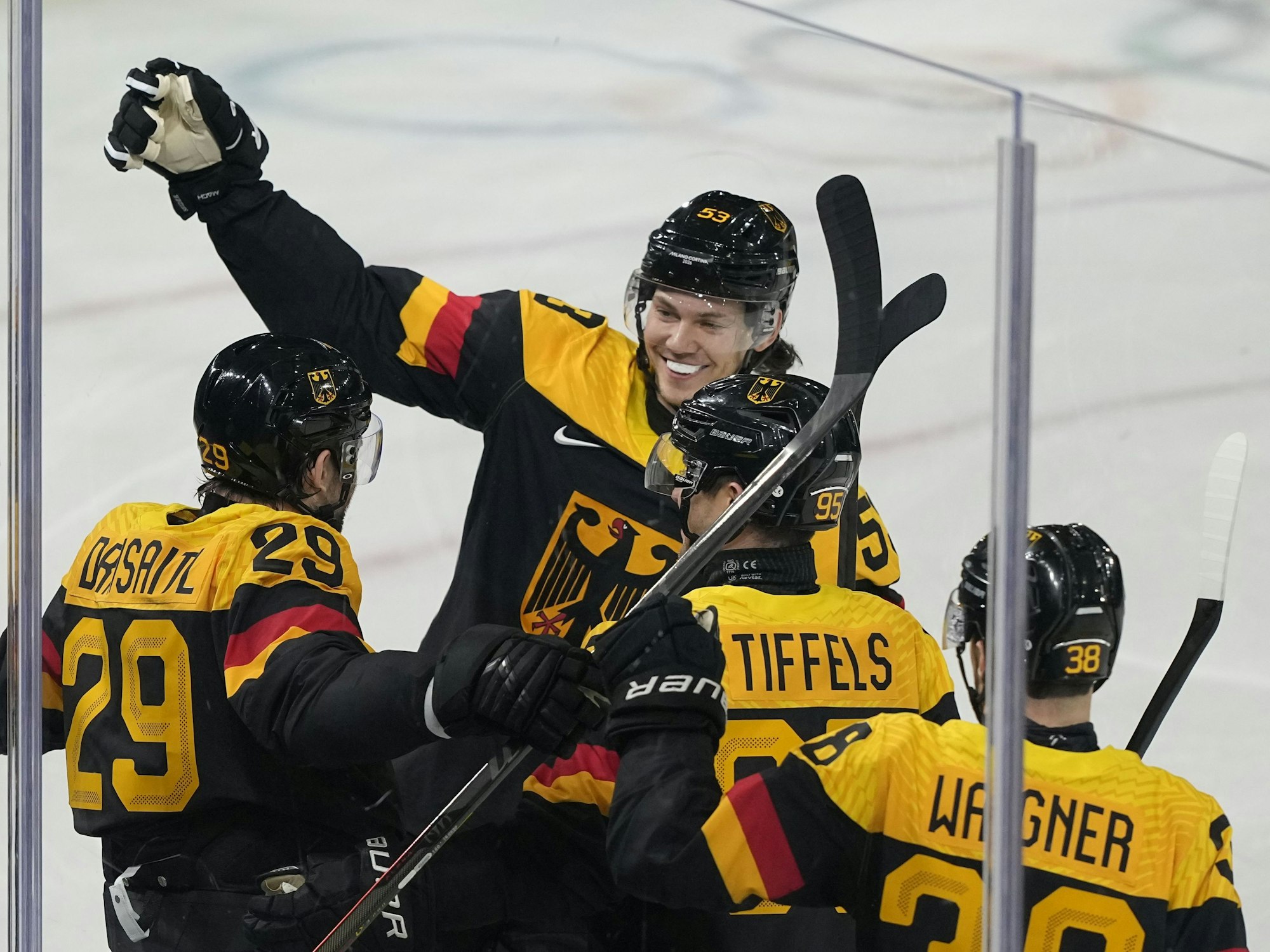 Leon Draisaitl, Frederik Tiffels und Moritz Seider bejubeln ein Tor.