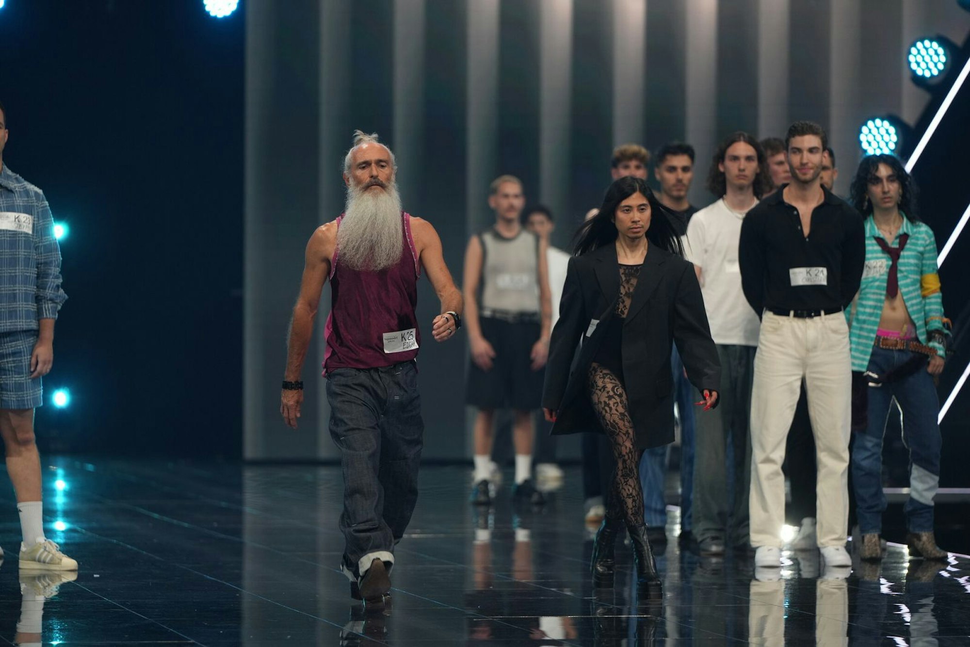 Ex-Overground-Sänger Marq (vorne rechts) möchte als androgynes Petit Model überzeugen. (Bild: ProSieben/Daniel Graf)