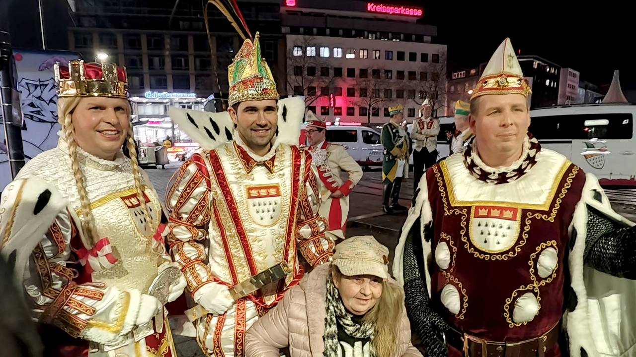 Eine alte Dame posiert mit dem Kölner Dreigestirn.