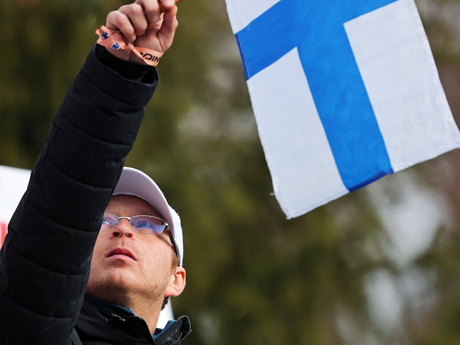 Igor Medved zeigt die finnische Flagge, um einen seiner Skispringer auf die Schanze zu schicken.