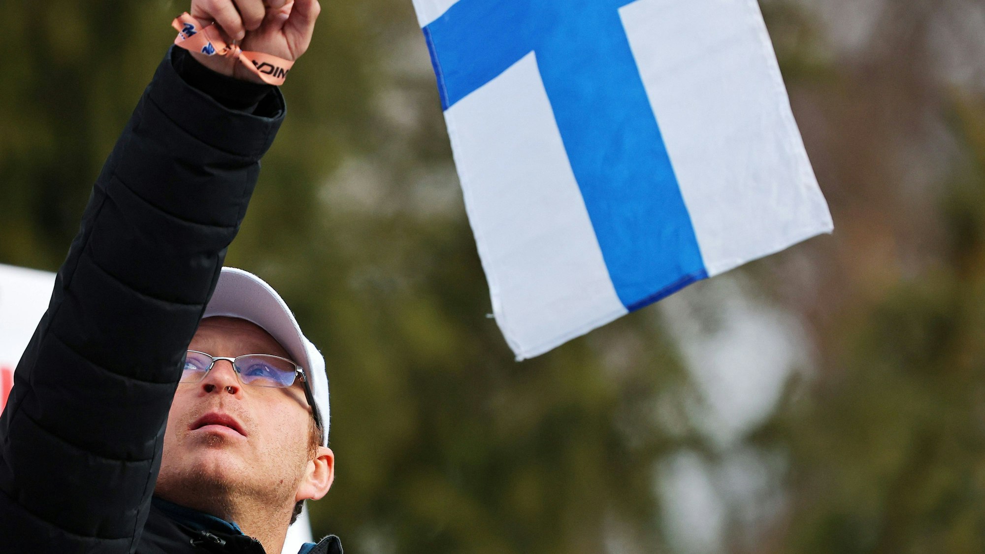 Igor Medved zeigt die finnische Flagge, um einen seiner Skispringer auf die Schanze zu schicken.