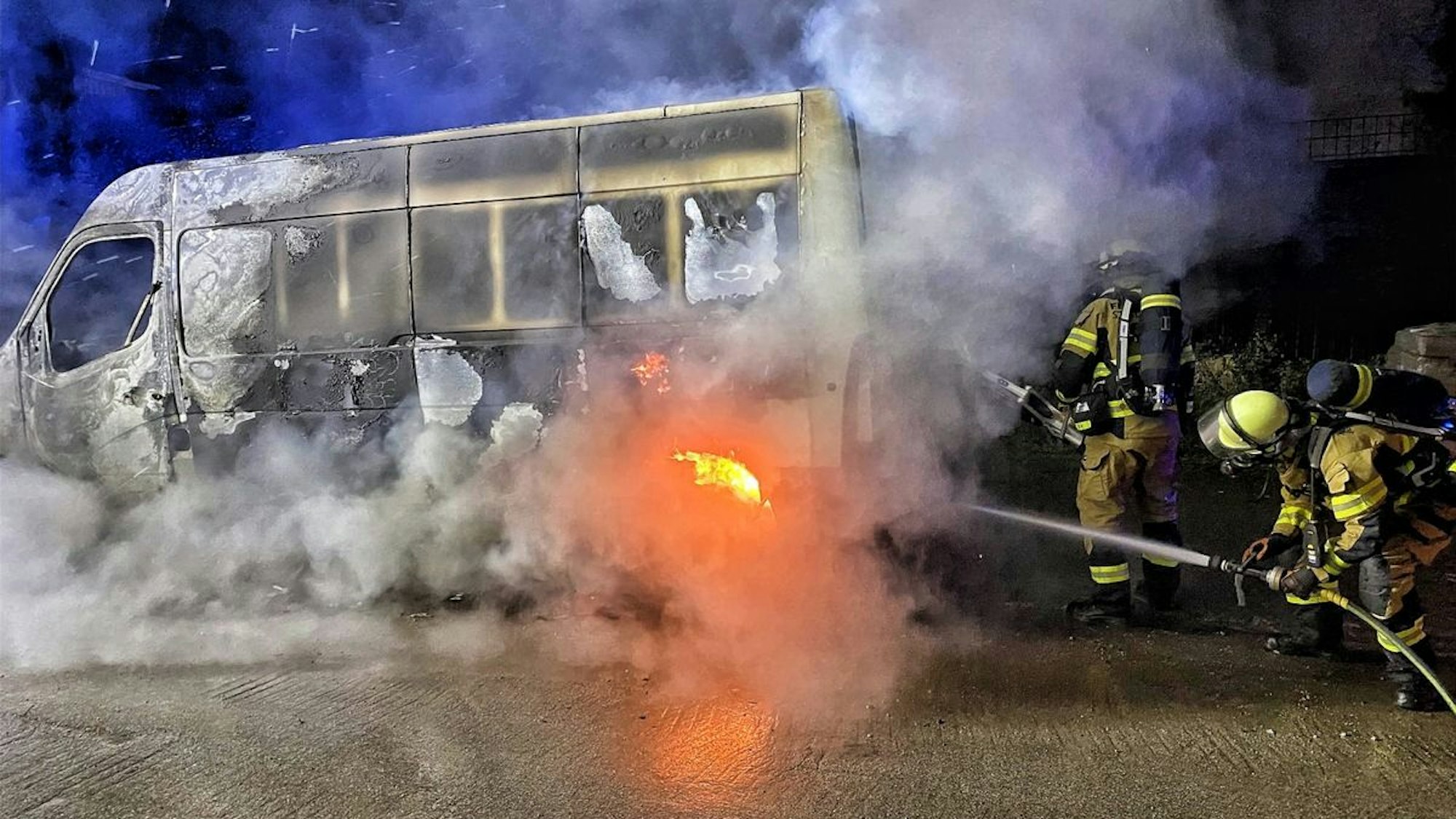 Brennender Transporter im Barbaraviertel in Neuss.