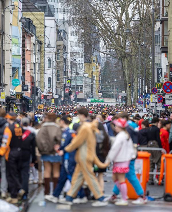 Karnevalisten feiern trotz Regen auf der Zülpicher Straße.