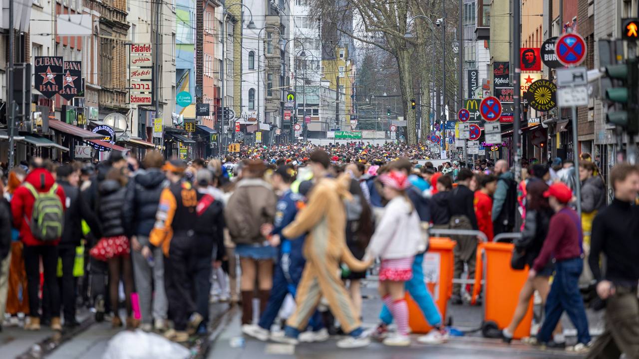 Karnevalisten feiern trotz Regen auf der Zülpicher Straße.