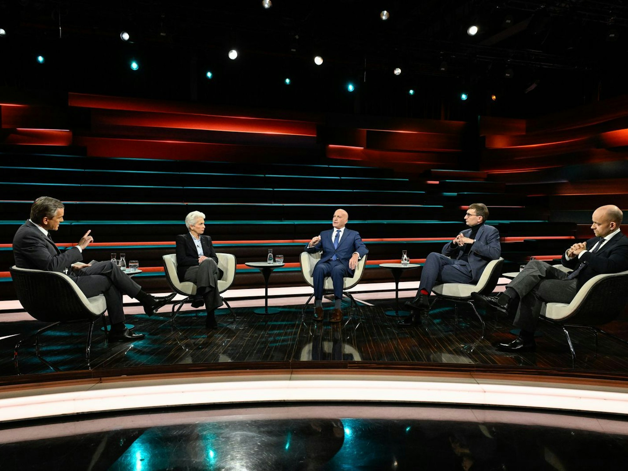 Zu Gast bei Lanz waren Marie-Agnes Strack-Zimmermann, FDP-Politikerin im Europäischen Parlament, der AfD-Verteidigungsexperte Rüdiger Lucassen (2. v. l.), der Journalist Marc Felix Serrao (r.) sowie der Militärhistoriker Sönke Neitzel. (Bild: ZDF/ Markus Hertrich)