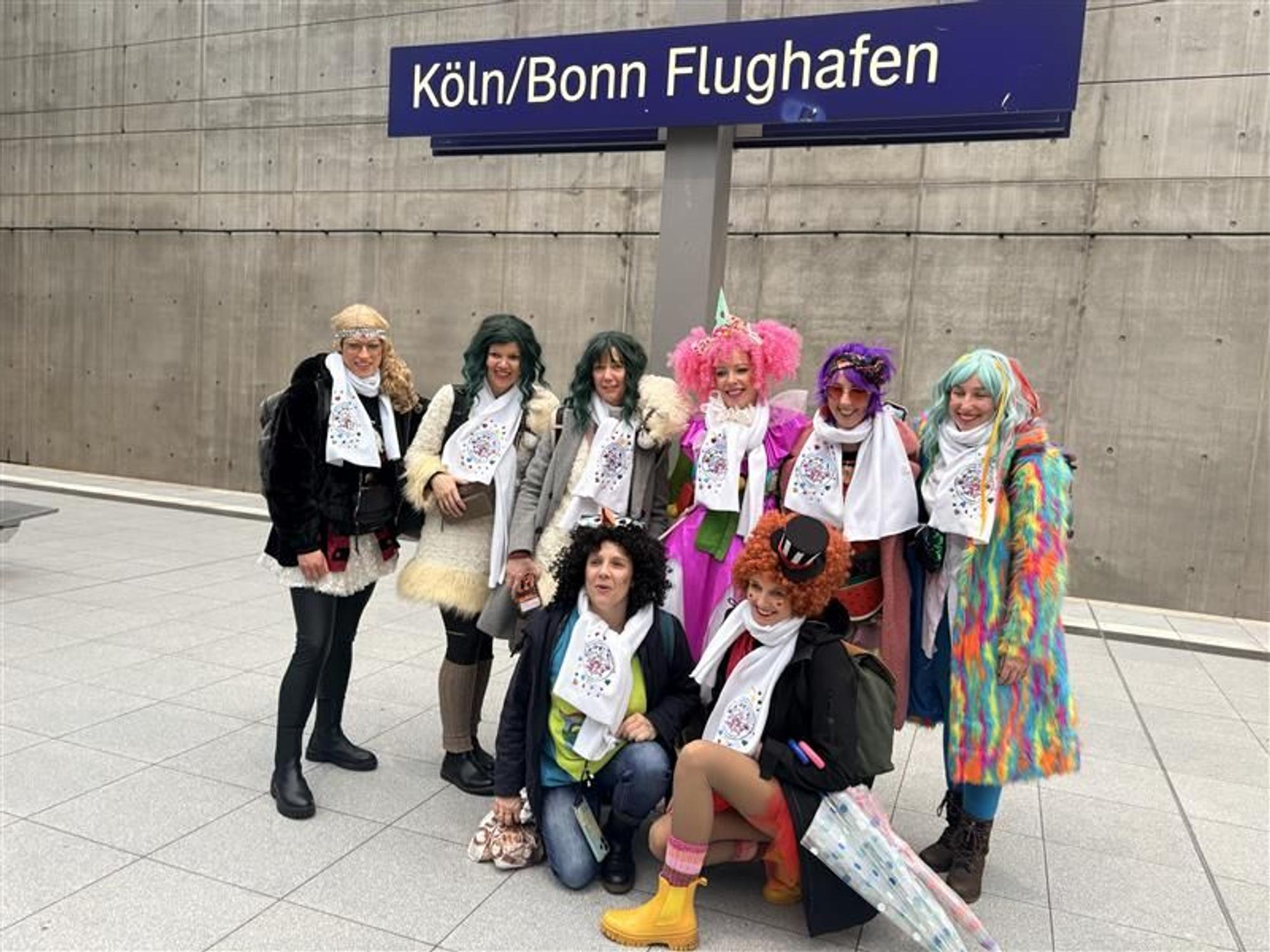 Total jeck! Diese bunte Truppe reiste über Berlin aus Wittichenau in der Oberlausitz. Mit Kostüm in den Flieger, kurz die Taschen ins Hotel und ab zum Heumarkt ins Getümmel.