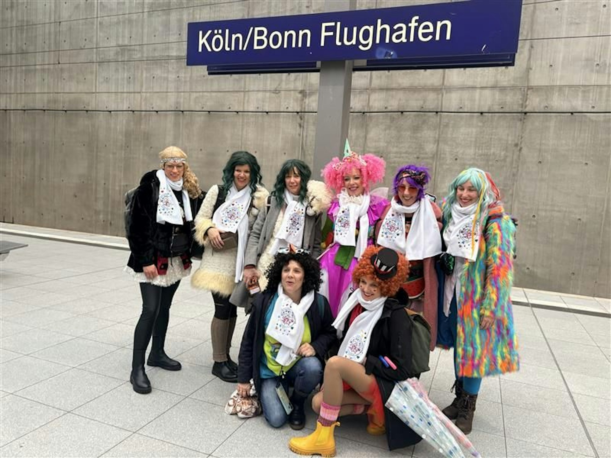 Total jeck! Diese bunte Truppe reiste über Berlin aus Wittichenau in der Oberlausitz. Mit Kostüm in den Flieger, kurz die Taschen ins Hotel und ab zum Heumarkt ins Getümmel.