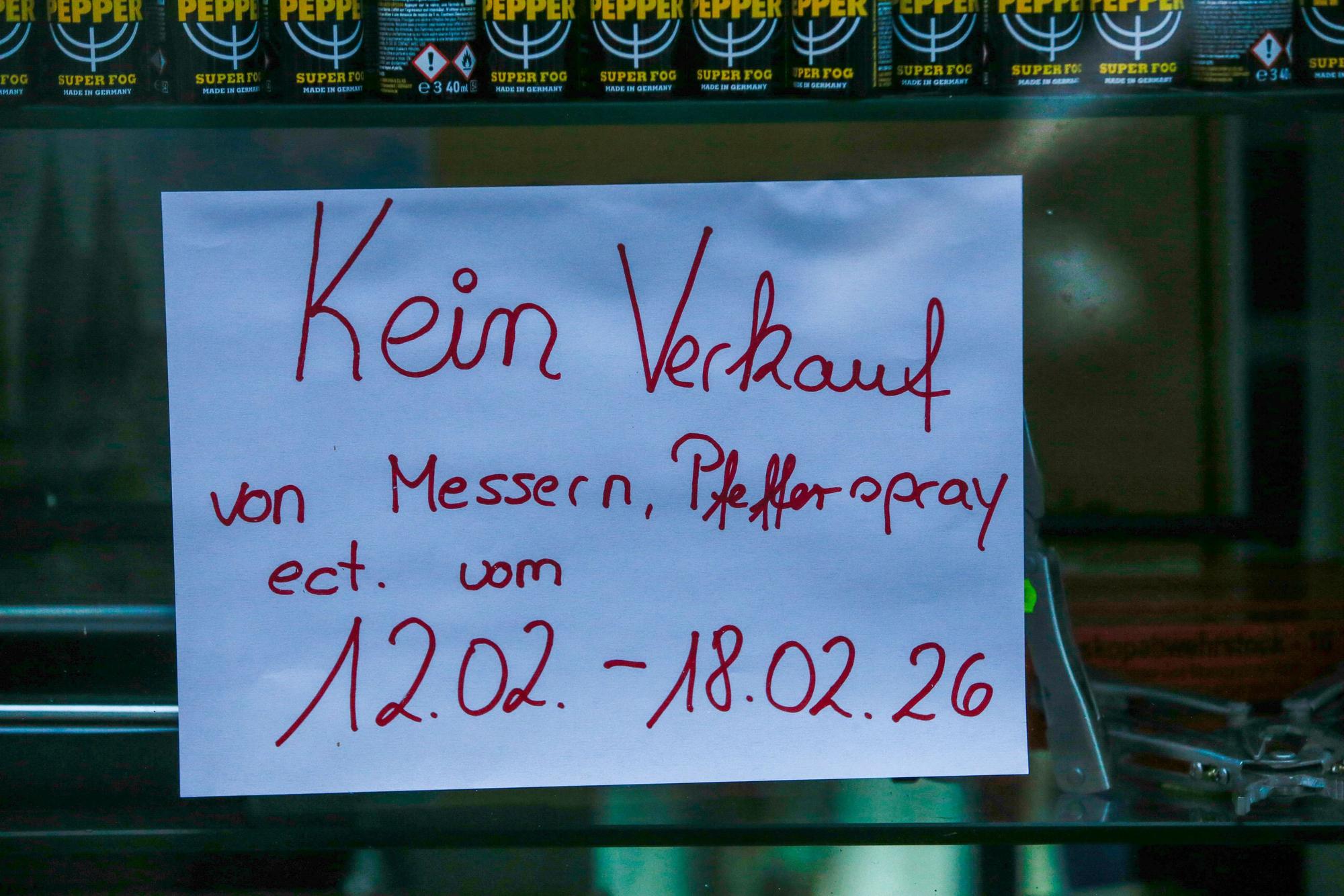 Wäre das auch geklärt... Gesehen an einem Kiosk in Köln.