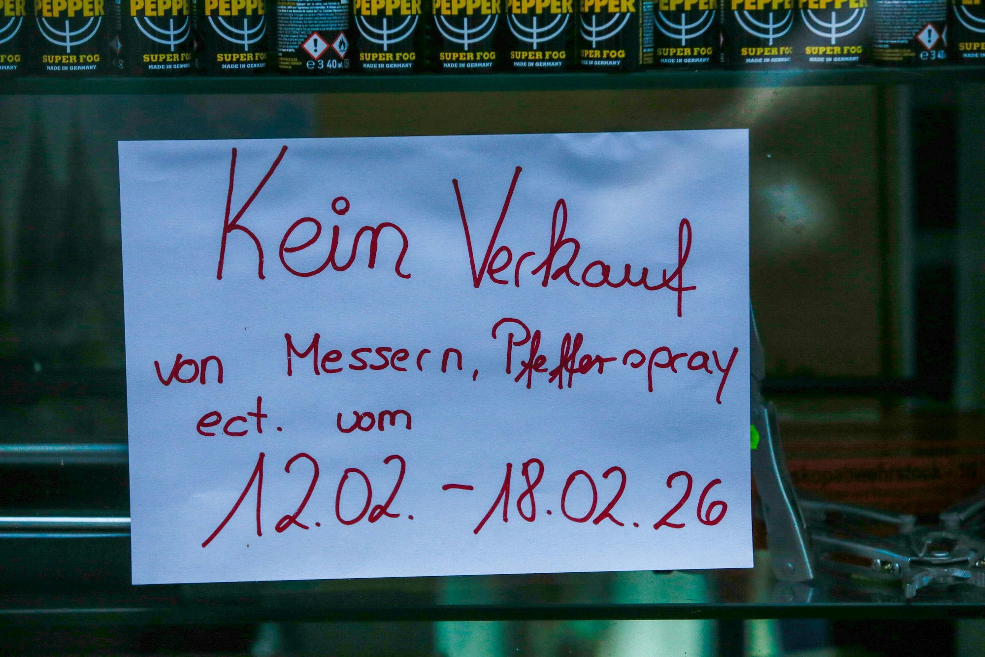 Wäre das auch geklärt... Gesehen an einem Kiosk in Köln.