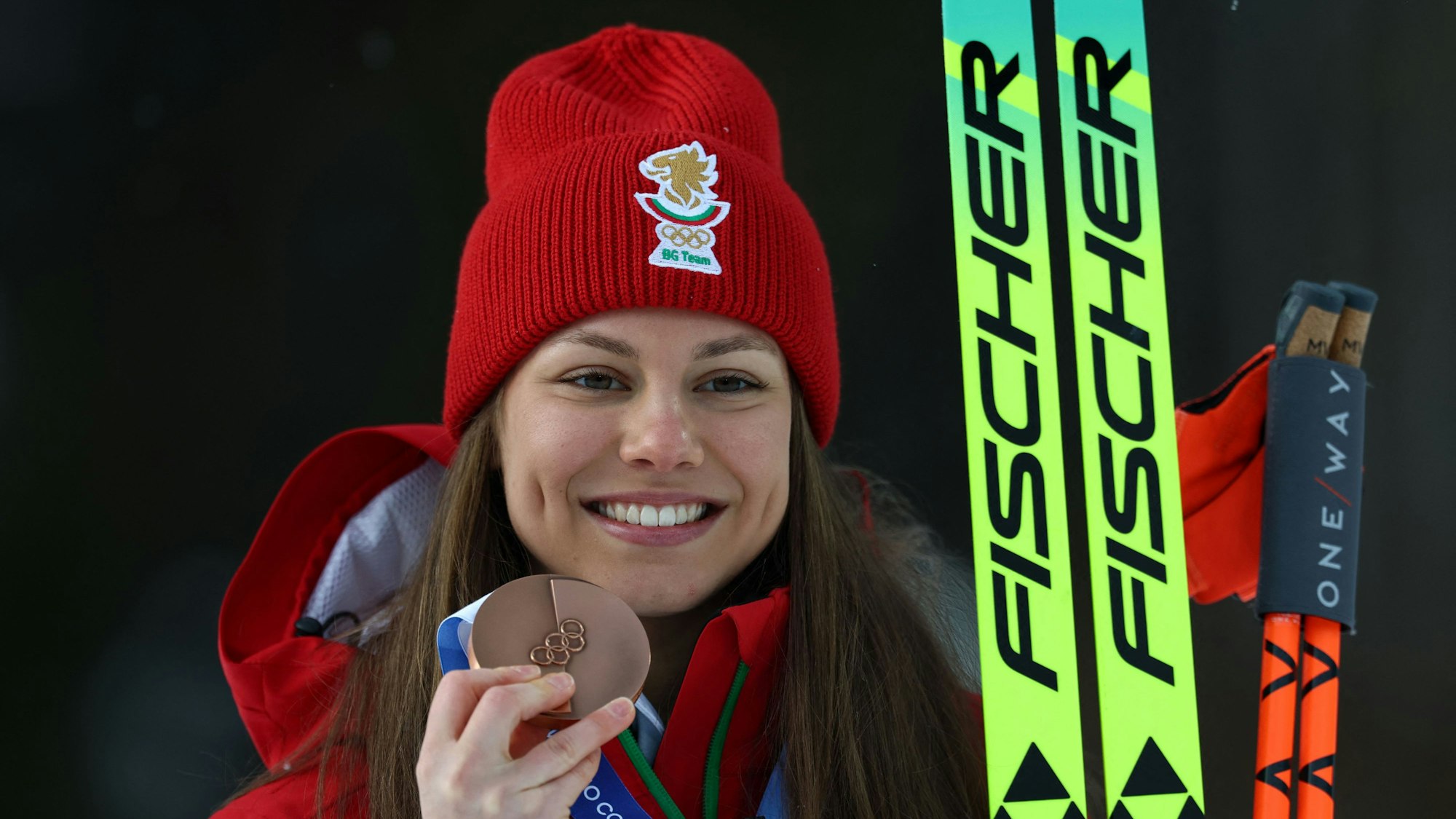 Bei der Olympia-Siegerehrung zeigt Lora Hristova ihre Bronze-Medaille.