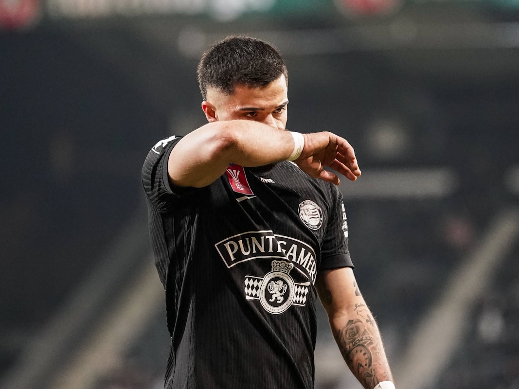 Jusuf Gazibegovic wischt sich bei einem Spiel mit dem Arm über das Gesicht.