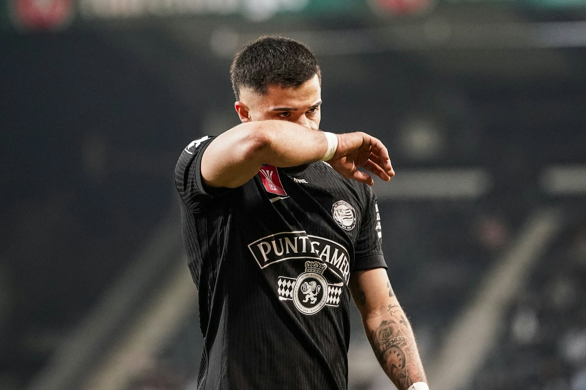 Jusuf Gazibegovic wischt sich bei einem Spiel mit dem Arm über das Gesicht.