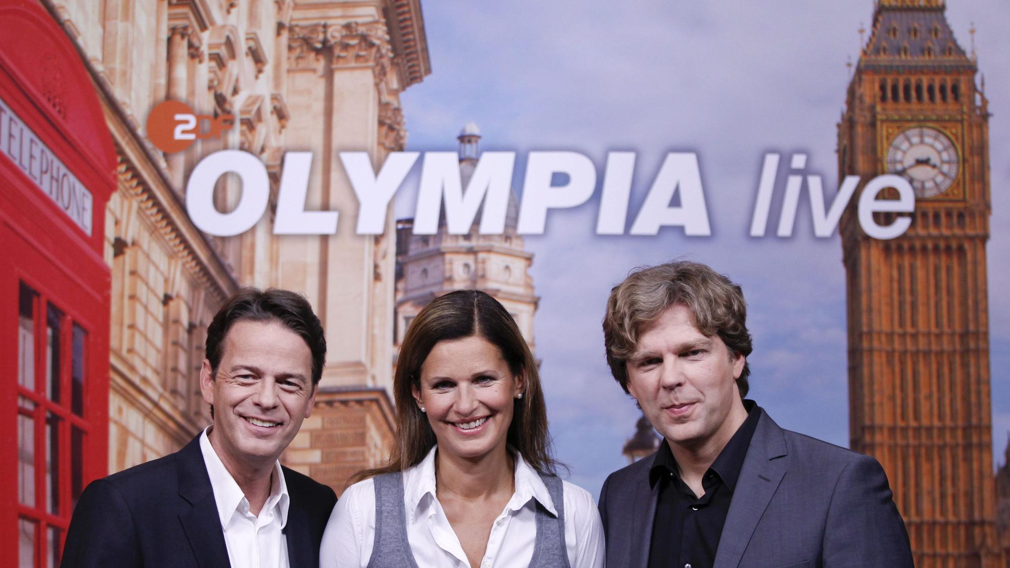 Die Moderatoren Rudi Cerne (l.), Katrin Mueller-Hohenstein und Michael Steinbrecher posieren in Hamburg während eines Fototermins zu einer Pressekonferenz anlässlich der Vorstellung des Olympia-Programms von ARD und ZDF (Foto vom 10.05.12). Foto: Philipp Guelland/dapd