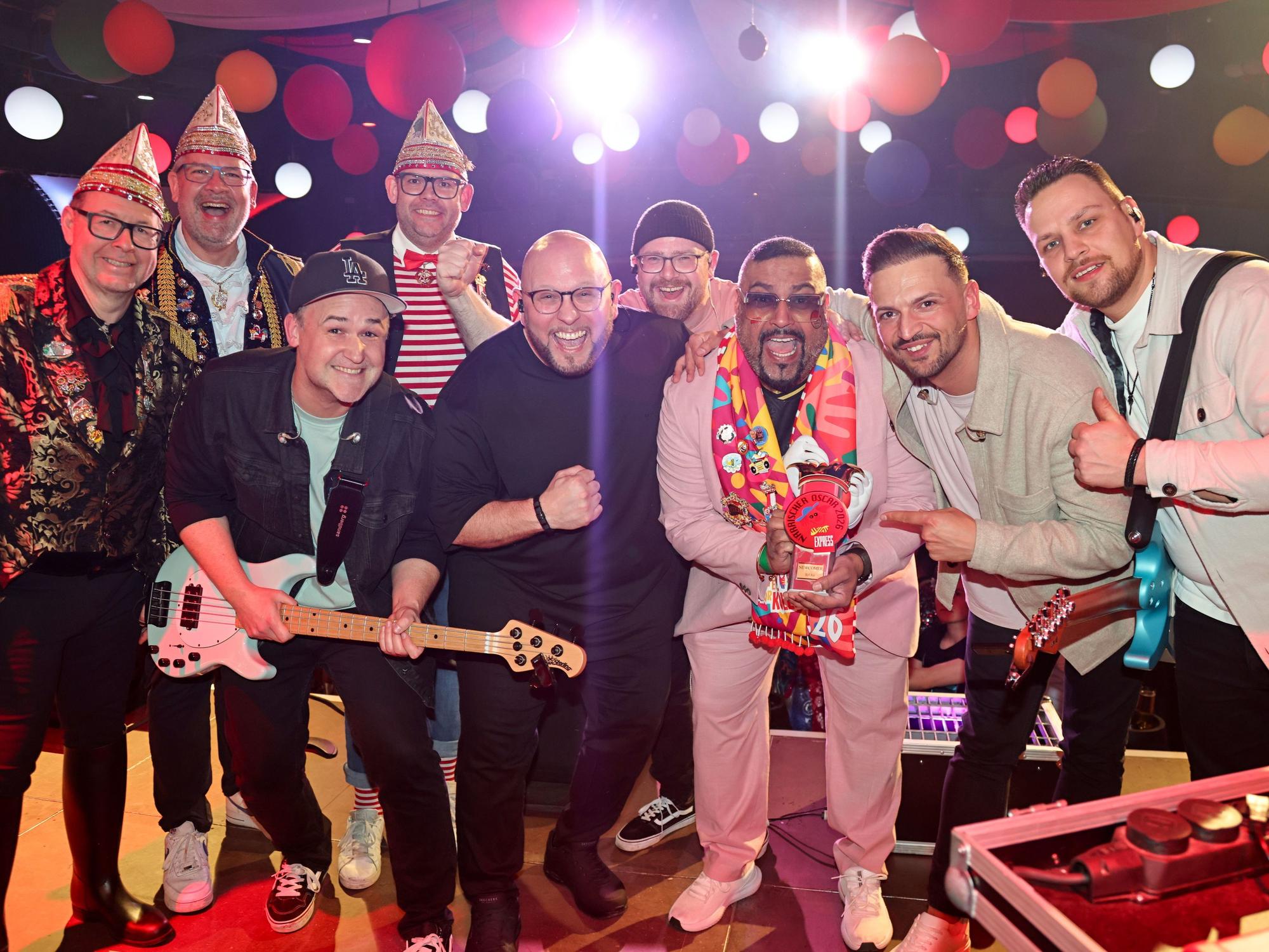 Die Gruppe Bel Air feiert den Närrischen Oscar auf der Bühne.