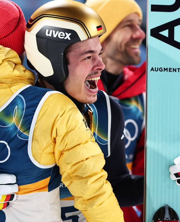 Philipp Raimund jubelt mit einem Teamkollegen.