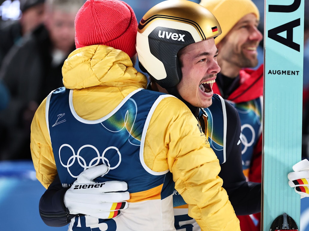Philipp Raimund jubelt mit einem Teamkollegen.