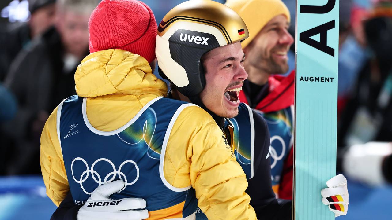 Philipp Raimund jubelt mit einem Teamkollegen.