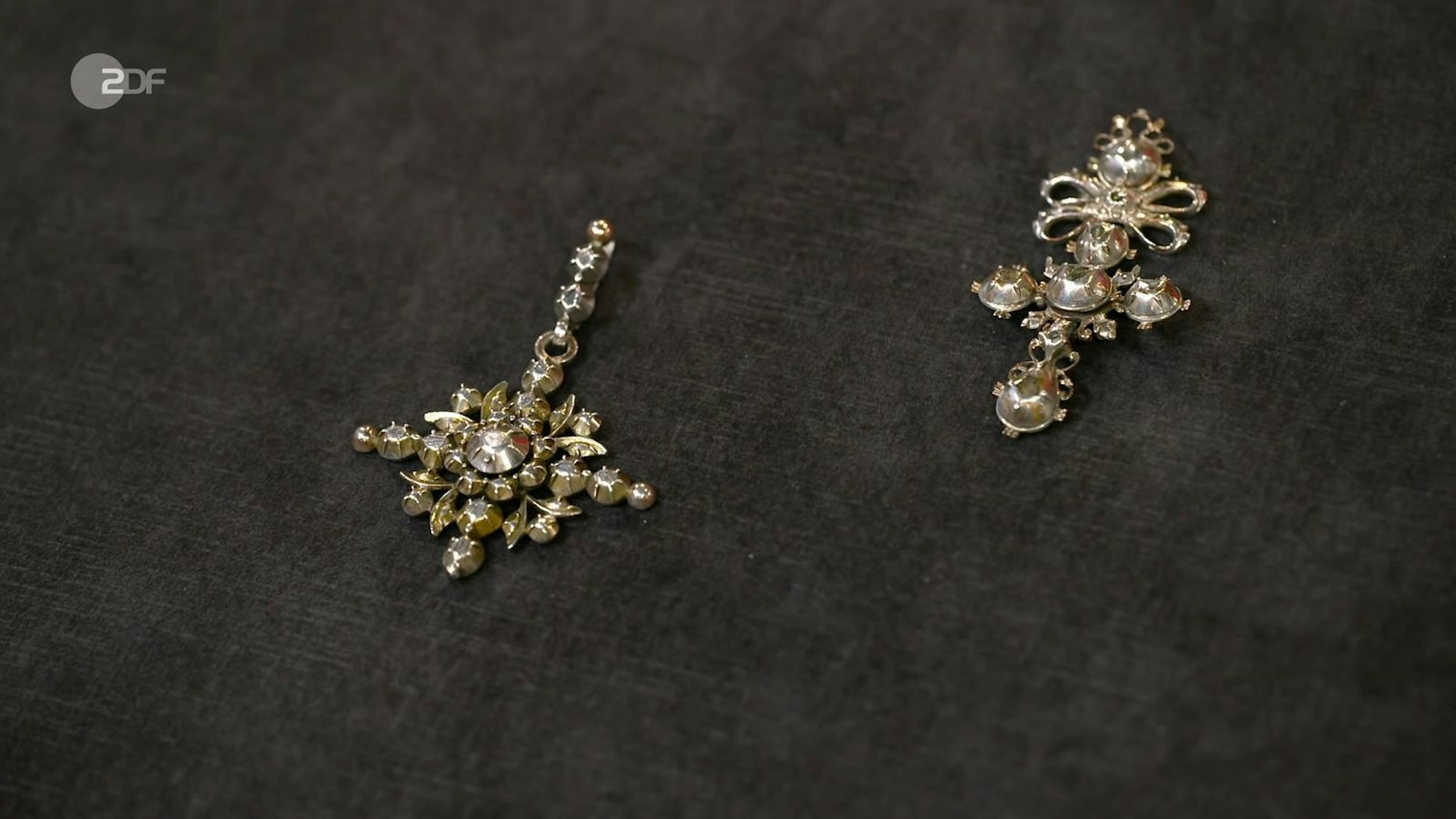 Die beiden Kreuzanhänger, einer aus dem späten 19. Jahrhundert und einer aus der Zeit zwischen 1780 und 1820, hatten einen Gesamtwert von 1.200 bis 1.500 Euro. Susanne Steiger ließ sich auf die gewünschten 1.200 Euro ein.
(Bild: ZDF)