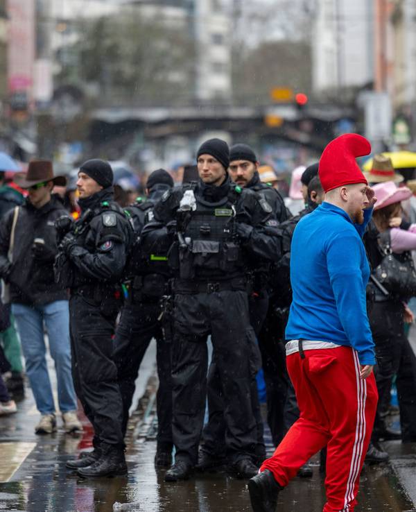 Polizisten patrouillieren beim Karnevalsauftakt in Köln auf der Zülpicher Straße.