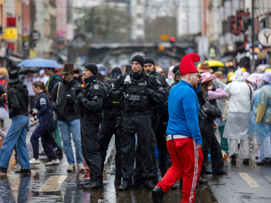 Polizisten patrouillieren beim Karnevalsauftakt in Köln auf der Zülpicher Straße.