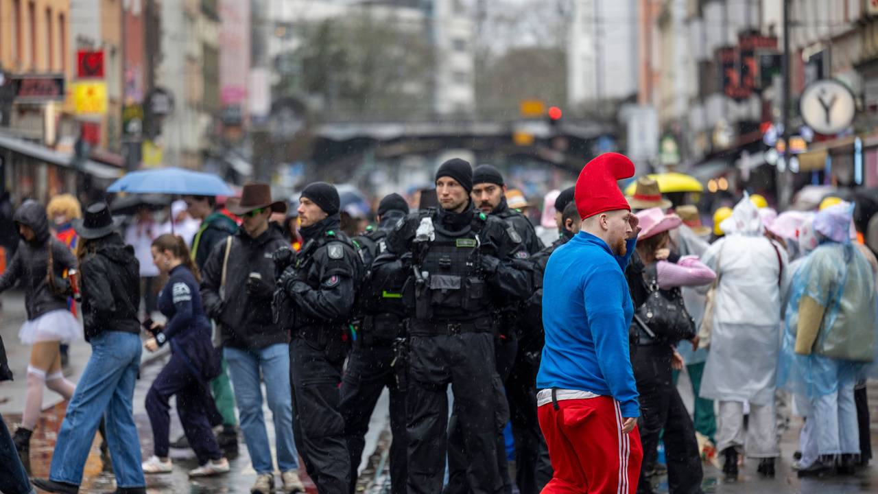 Polizisten patrouillieren beim Karnevalsauftakt in Köln auf der Zülpicher Straße.