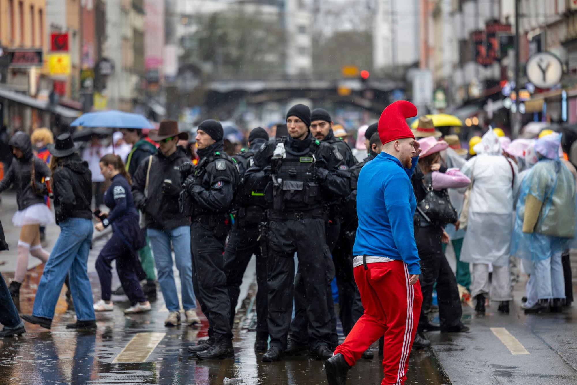 Polizisten patrouillieren beim Karnevalsauftakt in Köln auf der Zülpicher Straße.