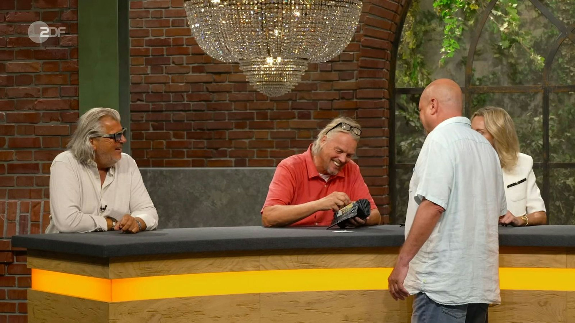 „So etwas Verrücktes habe ich noch nie gekauft“, lachte van Katwijk (zweiter von links). Er bezahlte 30 Euro. (Bild: ZDF)