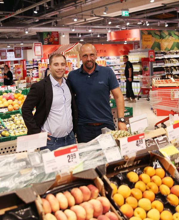 Im Rewe in Hamburg posieren die Inhaber Holger Stanislawski und Alexander Laas in der Gemüseabteilung.
