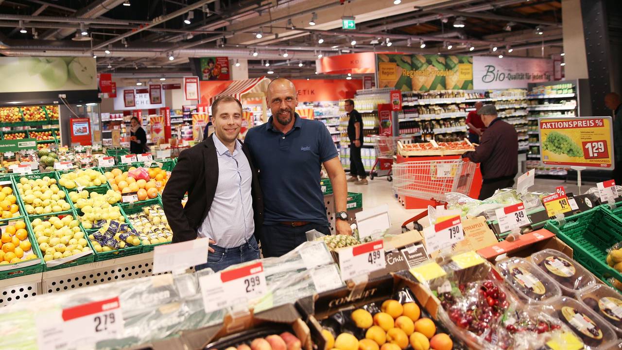 Im Rewe in Hamburg posieren die Inhaber Holger Stanislawski und Alexander Laas in der Gemüseabteilung.