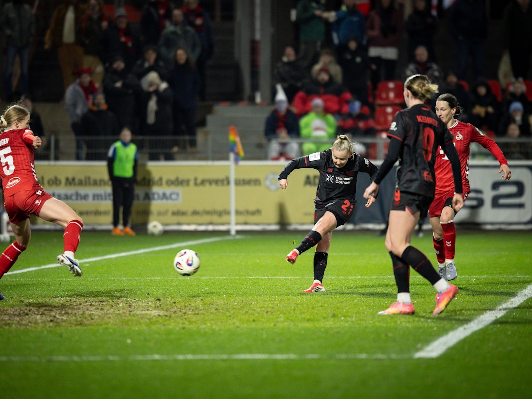 Vanessa Fudalla schießt den Ball mit dem linken Fuß ins Tor.