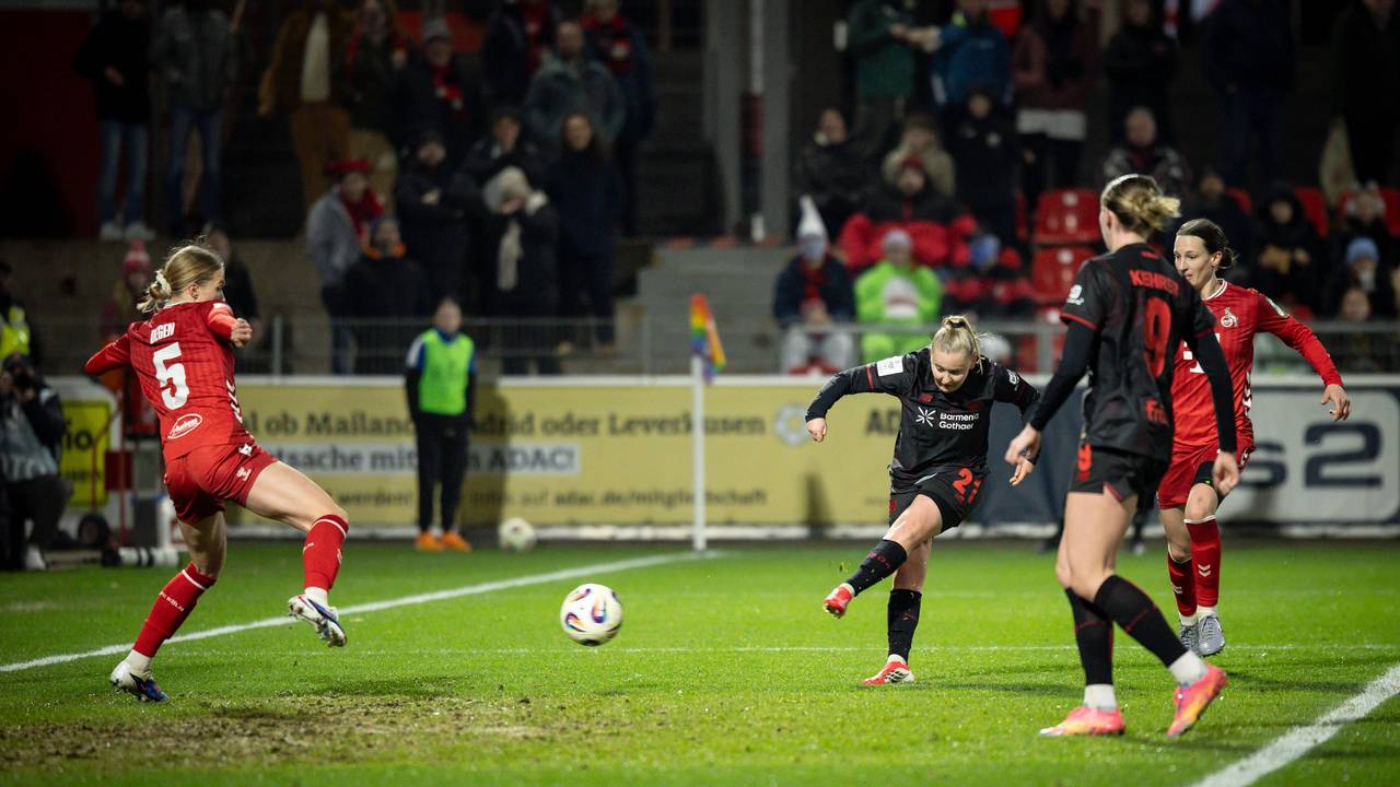 Vanessa Fudalla schießt den Ball mit dem linken Fuß ins Tor.