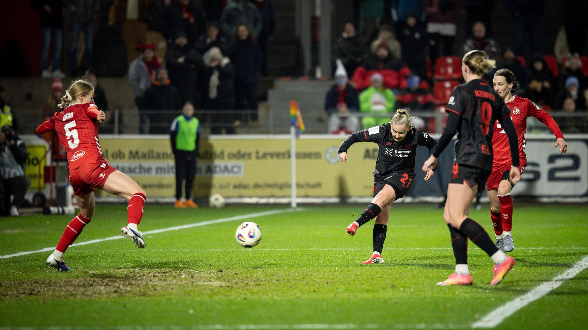 Vanessa Fudalla schießt den Ball mit dem linken Fuß ins Tor.